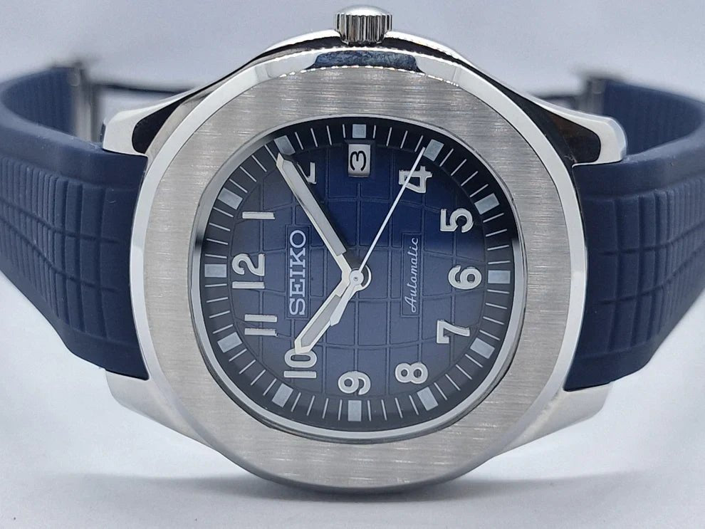Montre automatique ModTime de style Aquanaut — configuration bleue (NH35), cadran bleu, lunette brossée, gros plan de la face sur le côté