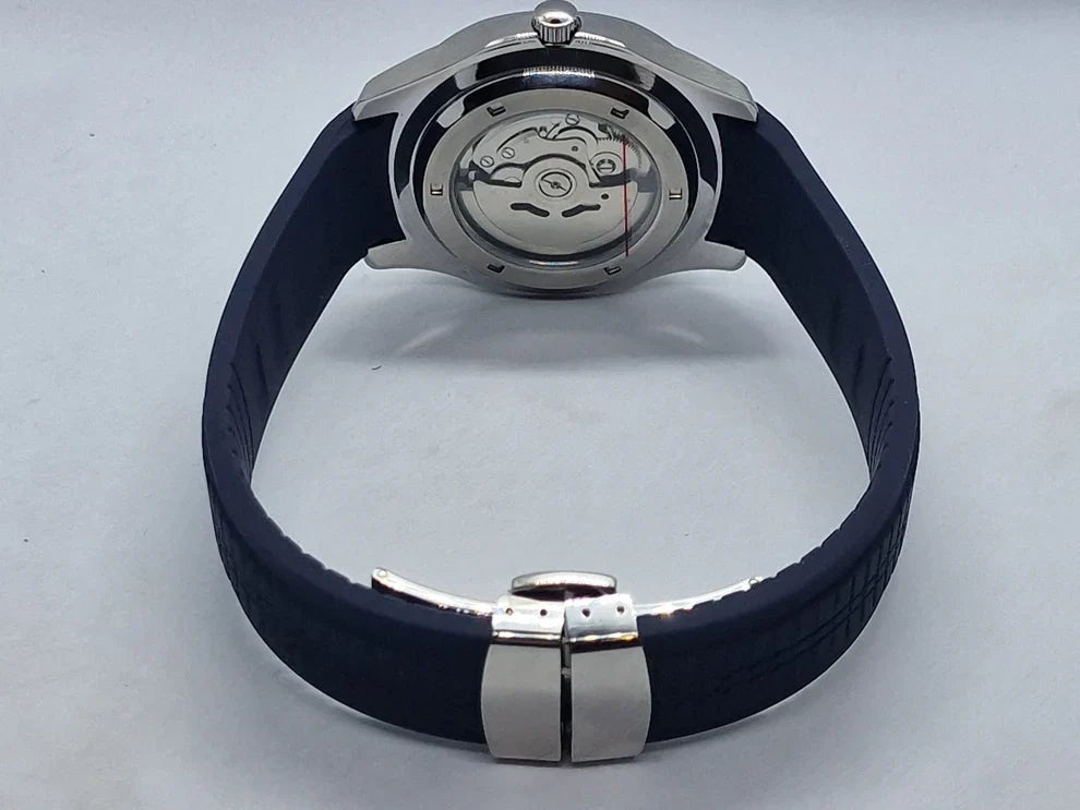 Montre automatique ModTime de style Aquanaut — configuration bleue (NH35), bracelet bleu, fond de boîtier transparent et fermoir fermé, vue arrière