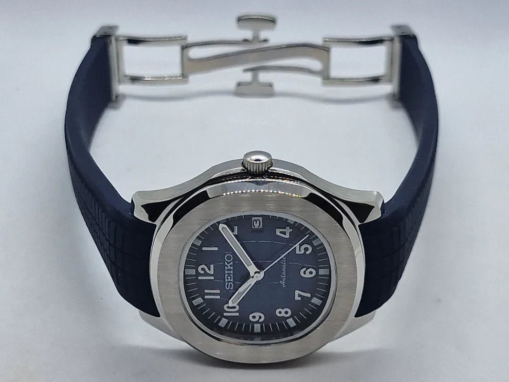 Montre automatique ModTime de style Aquanaut — configuration bleue (NH35), cadran bleu, fermoir du bracelet ouvert, vue de face avec bracelet en boucle