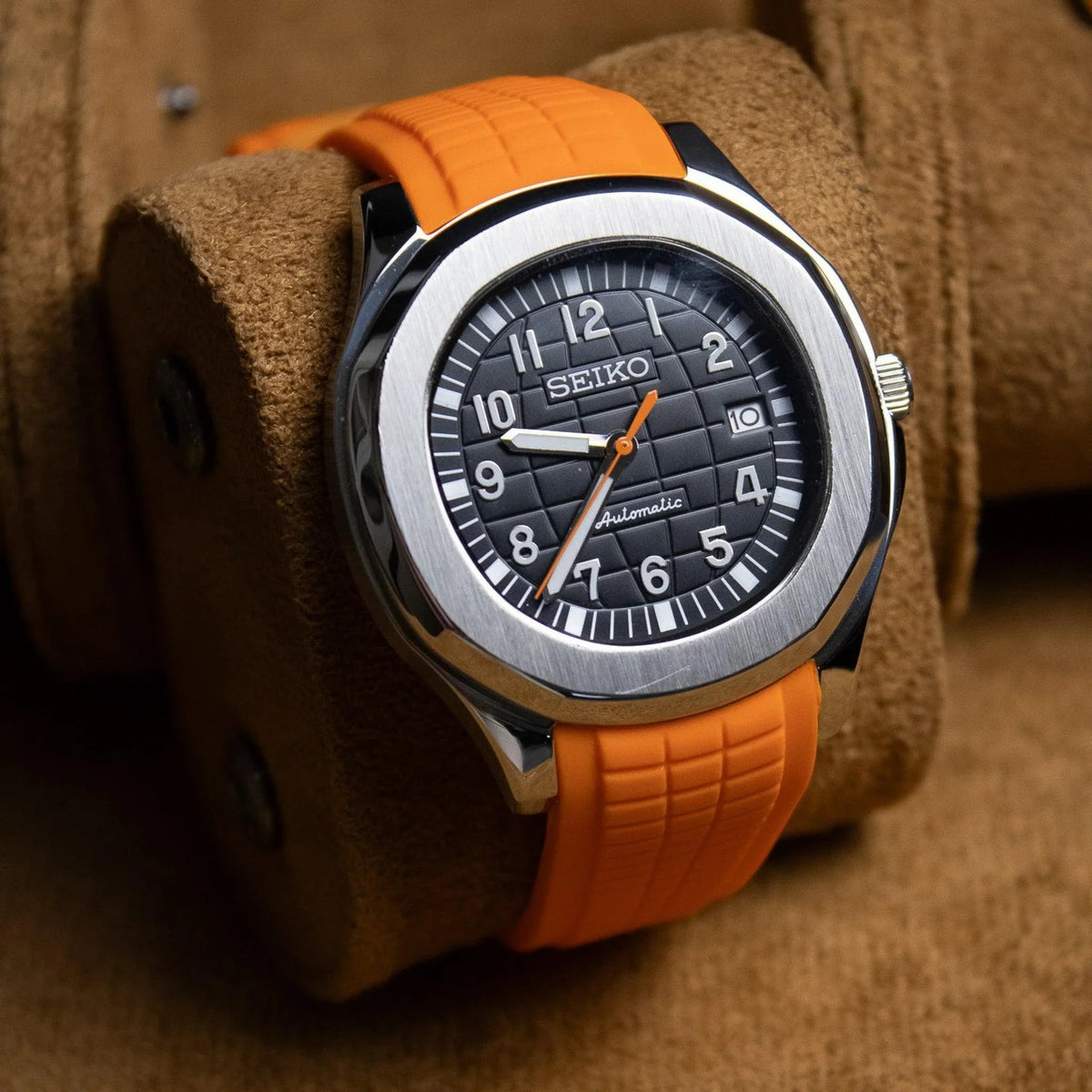Montre automatique ModTime de style Aquanaut — configuration orange (NH35), cadran noir quadrillé, aiguille des secondes orange, gros plan en biais