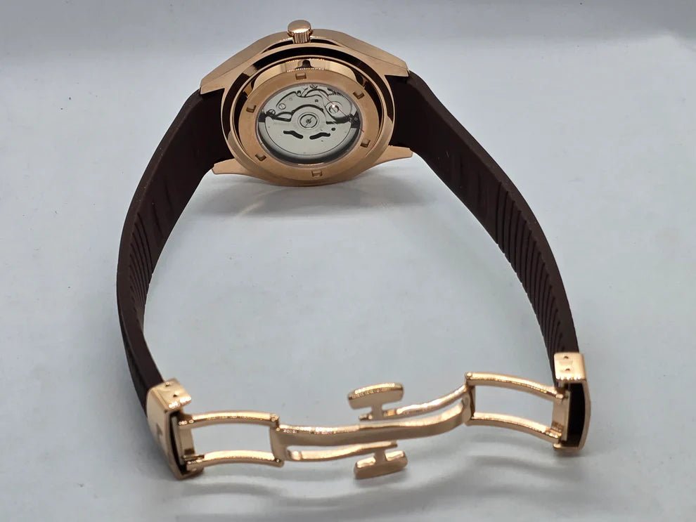 Montre automatique de style Aquanaut — configuration aux tons or rose, cadran marron (NH35) avec bracelet marron et fermoir déployant, vue arrière ouverte