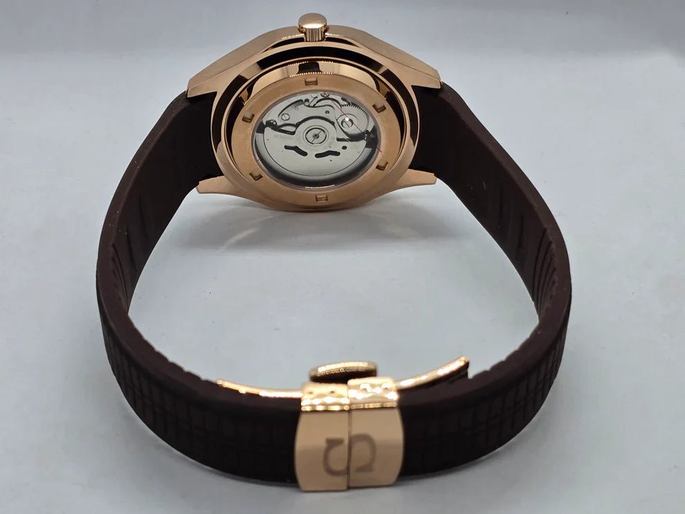 Montre automatique de style Aquanaut — configuration aux tons or rose, cadran marron (NH35) avec bracelet marron et fond transparent, vue arrière du fermoir
