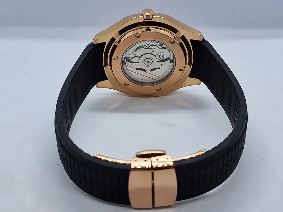 Montre automatique ModTime de style Aquanaut — configuration aux tons or rose (NH35), bracelet noir, fermoir fermé, vue arrière sur fond blanc