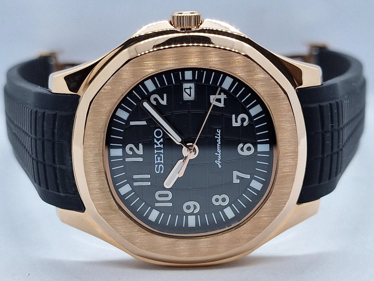 Montre automatique ModTime de style Aquanaut — configuration aux tons or rose (NH35), bracelet noir, lunette brossée, gros plan du cadran sur le côté