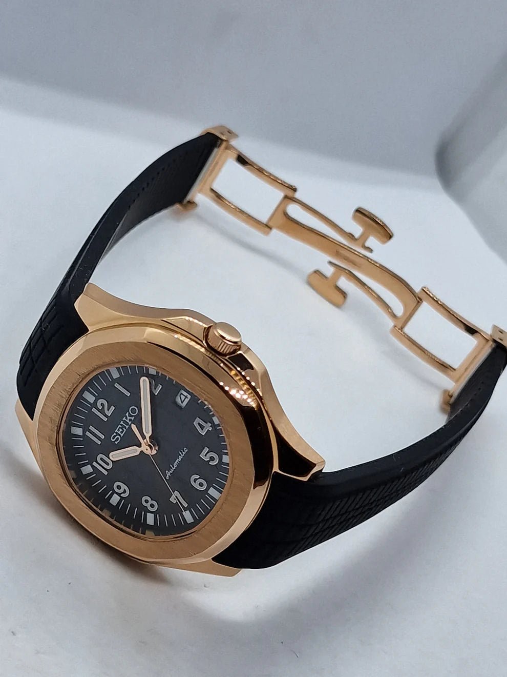 Montre automatique ModTime de style Aquanaut — configuration aux tons or rose (NH35), bracelet noir, fermoir ouvert, vue de face en biais