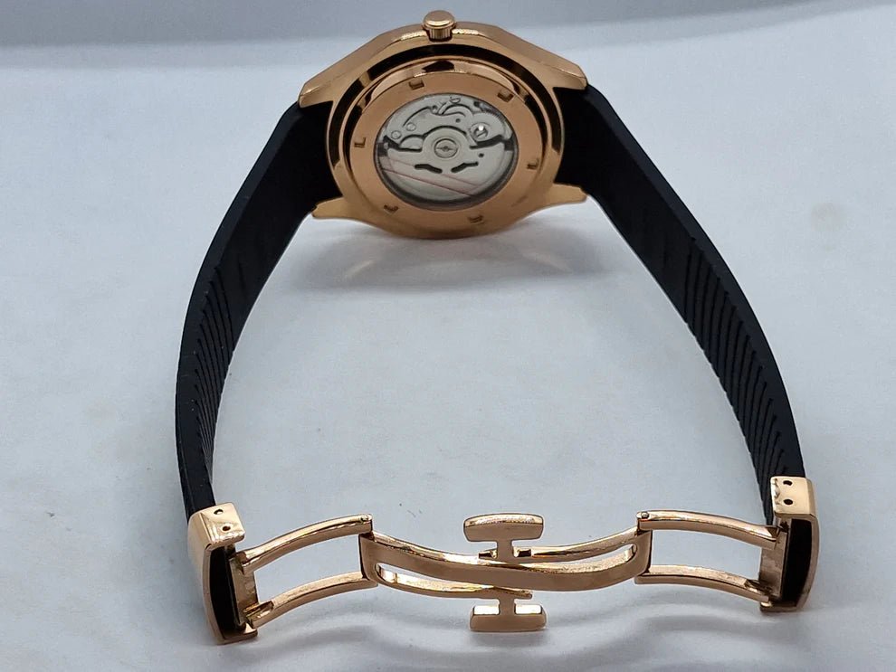 Montre automatique ModTime de style Aquanaut — configuration aux tons or rose (NH35), bracelet noir, fond de boîtier transparent, vue arrière avec fermoir ouvert