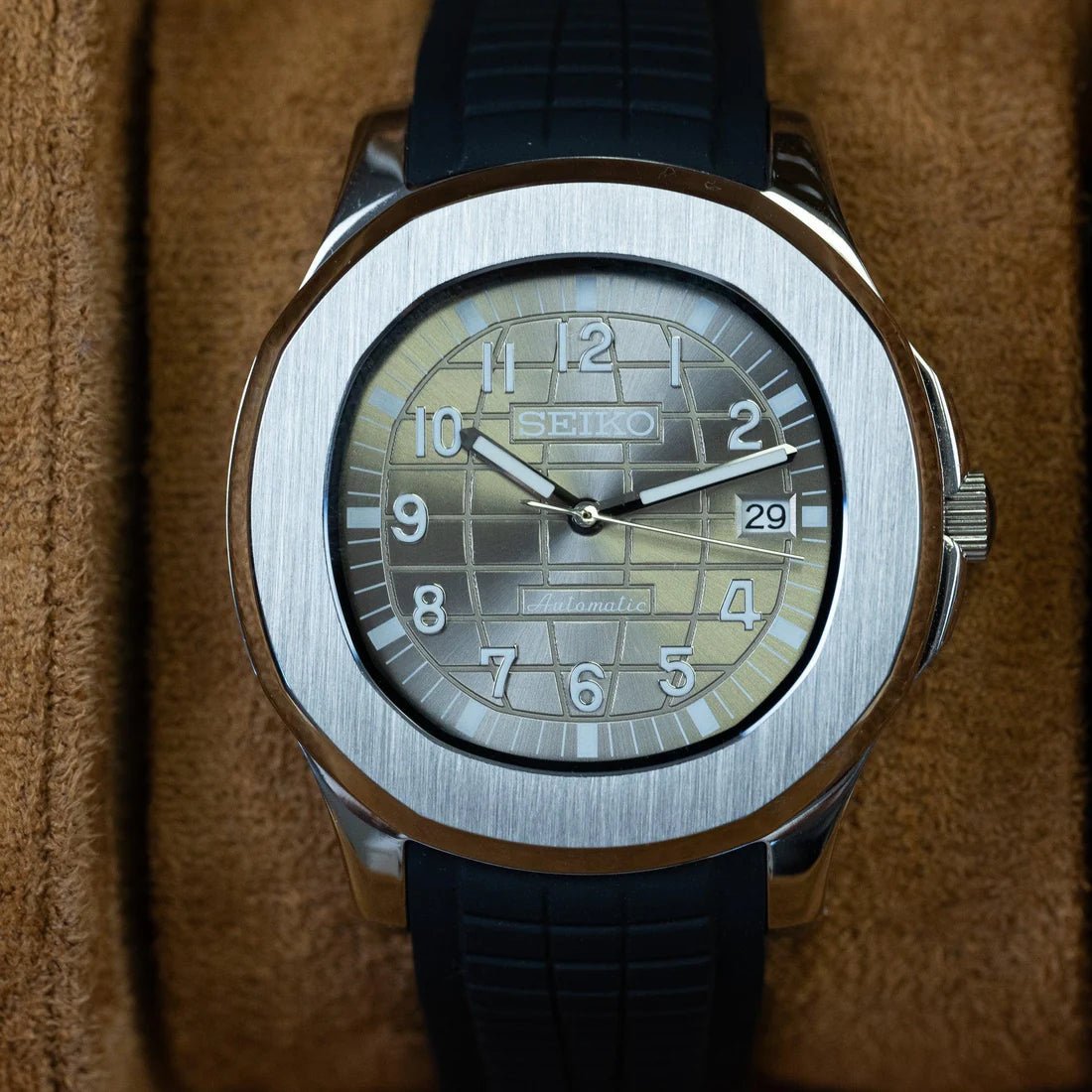 Montre automatique ModTime de style Aquanaut — configuration «Silver Back» (NH35), cadran aux tons argentés, chiffres en relief, sur un coussin marron