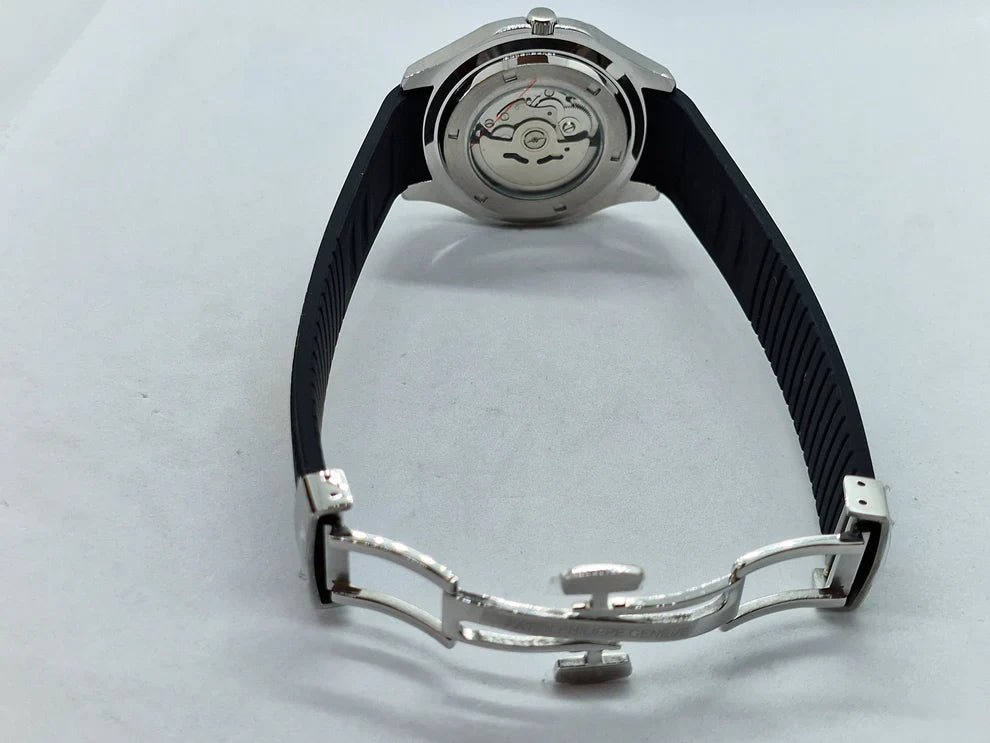Montre automatique de style Aquanaut — configuration argentée, cadran noir (NH35) avec bracelet noir et fermoir déployant, vue arrière ouverte