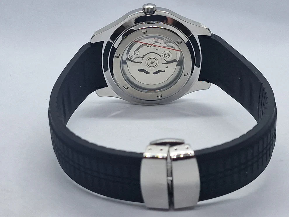 Montre automatique de style Aquanaut — configuration argentée, cadran noir (NH35) avec bracelet noir et fond transparent, vue arrière du fermoir