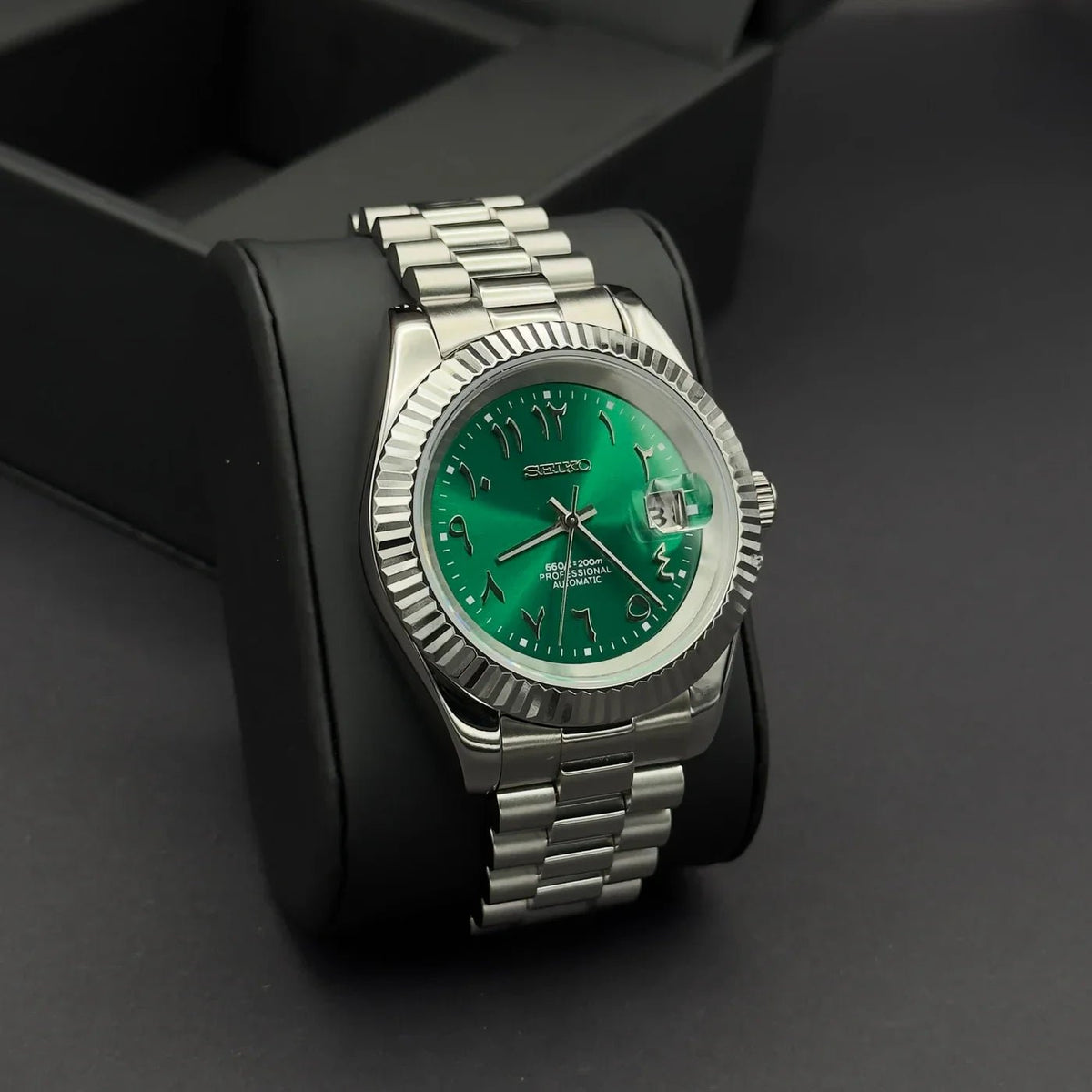 Montre automatique ModTime de style Datejust — configuration verte, à chiffres arabes (NH35), cadran vert, aiguilles fines, vue en biais côté gauche