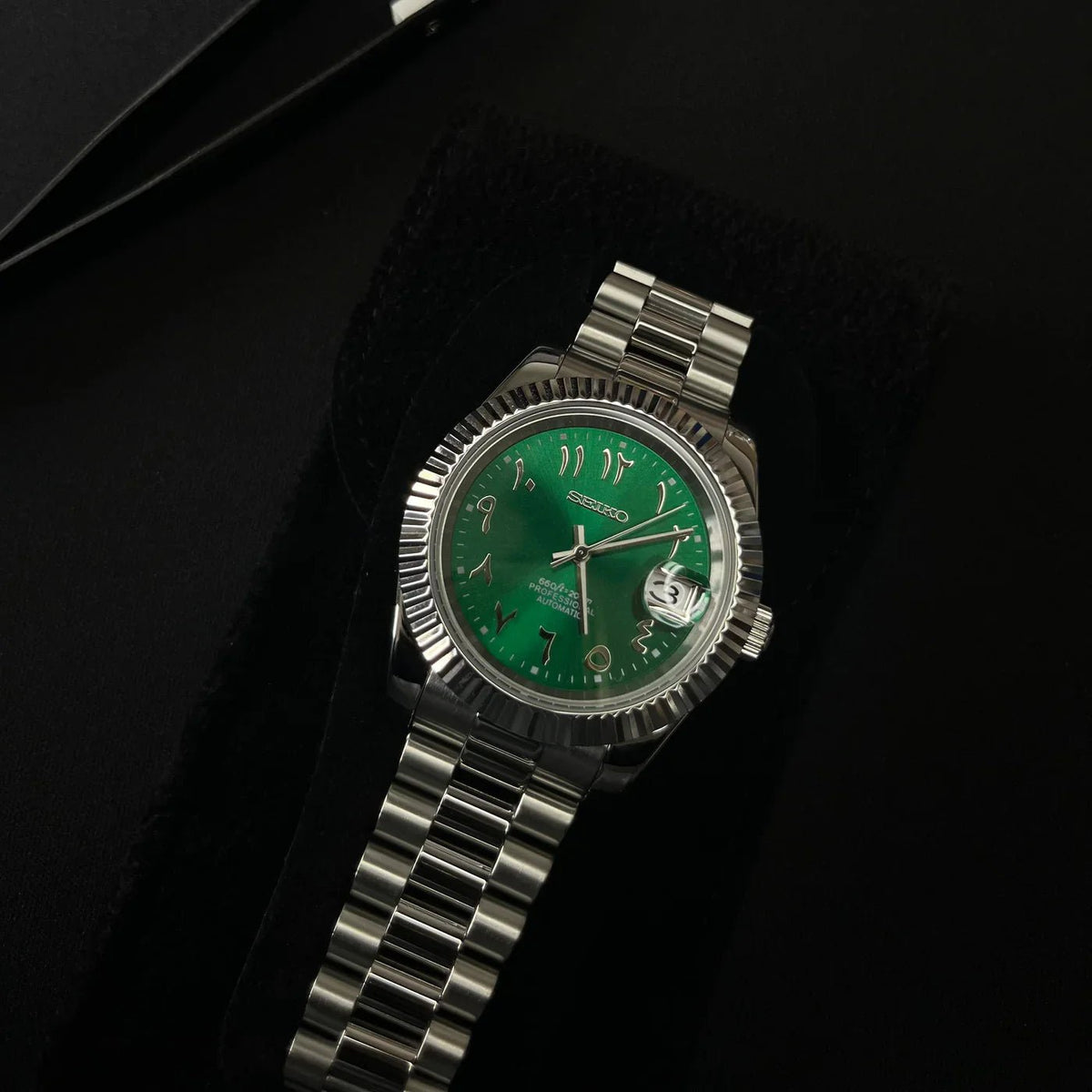 Montre automatique ModTime de style Datejust — configuration verte, à chiffres arabes (NH35), cadran vert, index chiffrés polis, sur une pochette noire