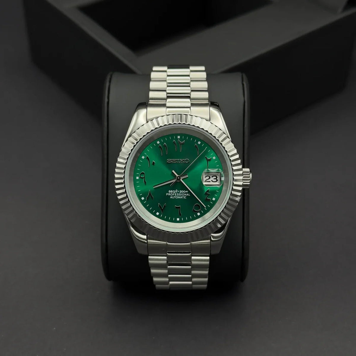 Montre automatique ModTime de style Datejust — configuration verte, à chiffres arabes (NH35), cadran vert, loupe de date, sur un coussin noir