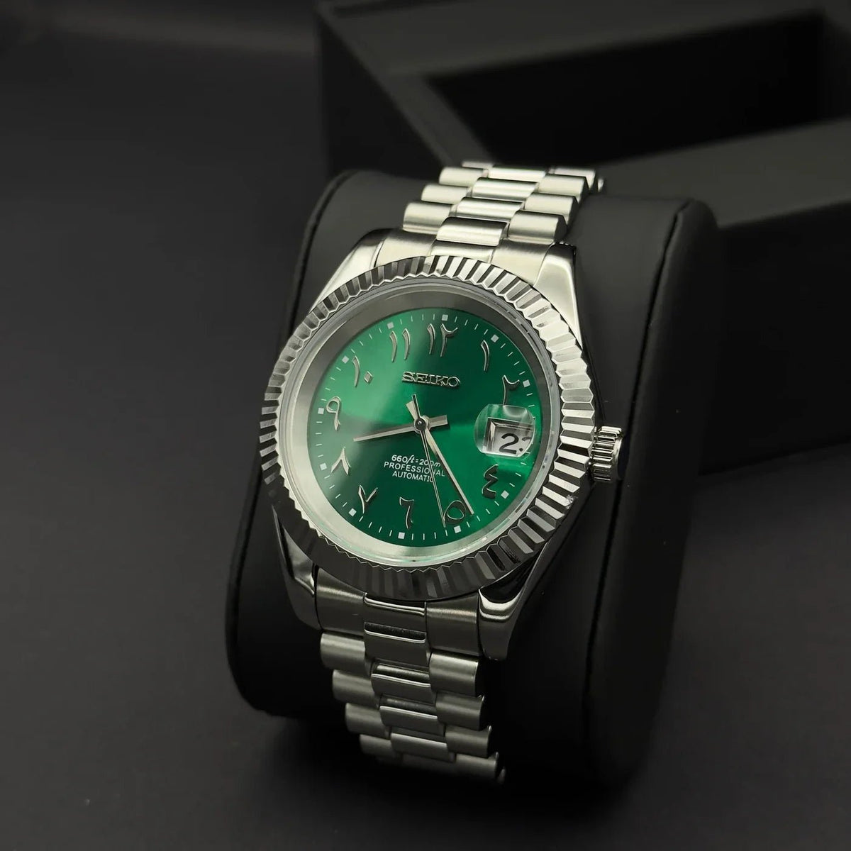 Montre automatique ModTime de style Datejust — configuration verte, à chiffres arabes (NH35), boîtier aux tons argentés, lunette cannelée, vue en biais côté droit