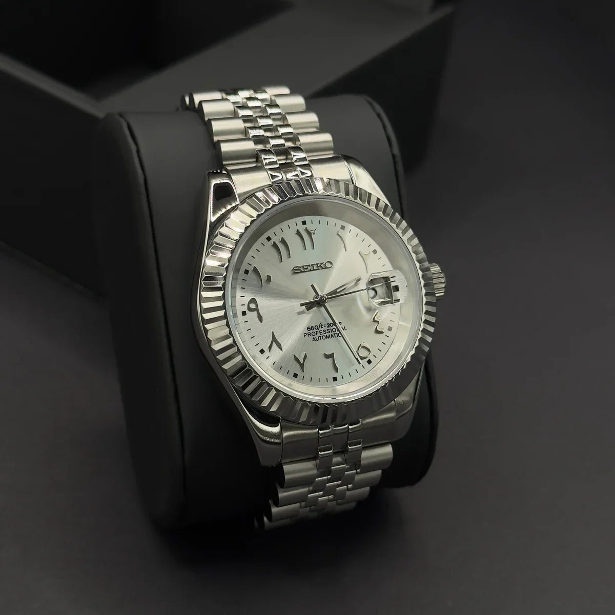 Montre automatique de style Datejust — configuration cadran argenté à chiffres arabes (NH35) avec stries de la lunette aux tons argentés, vue en biais côté gauche