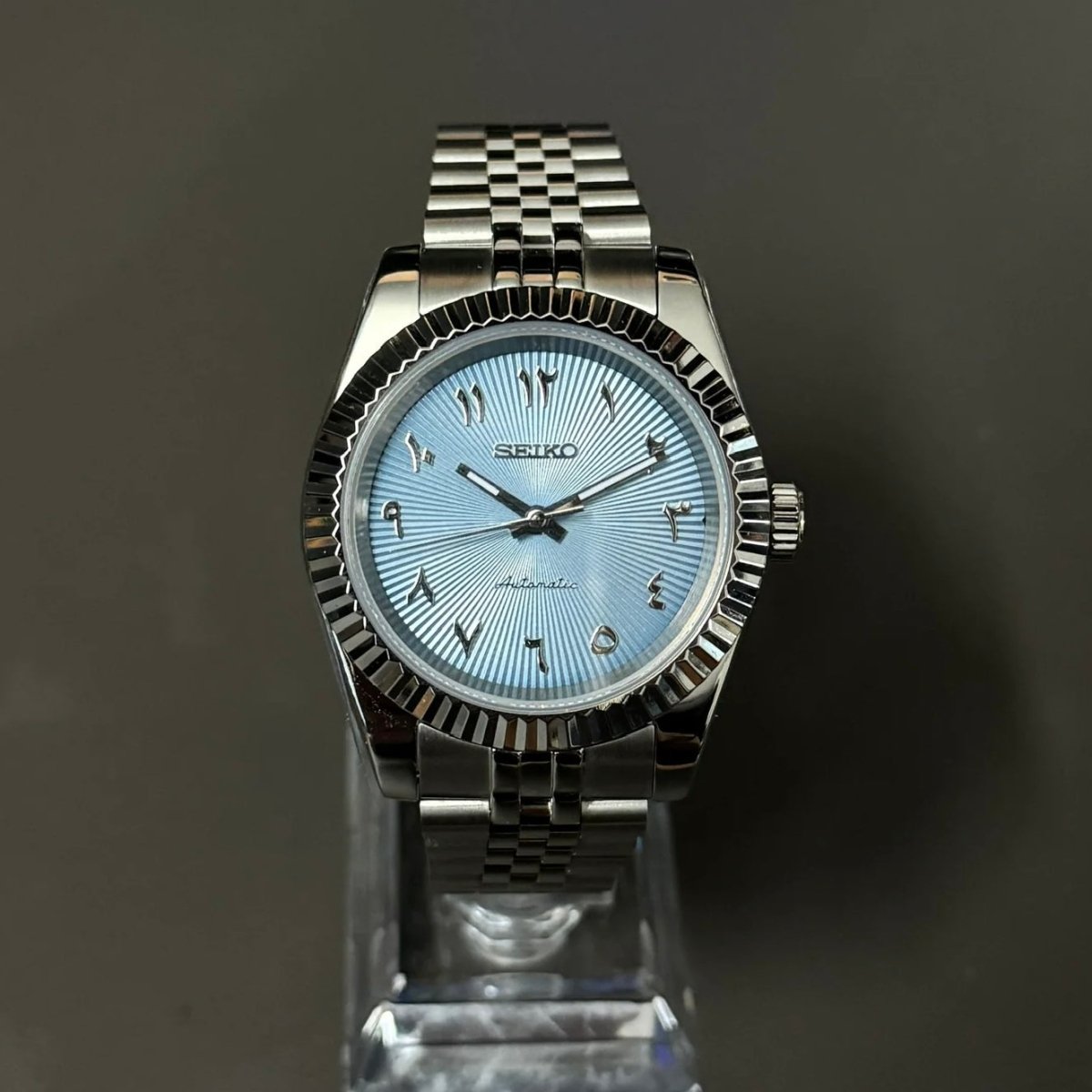 Montre automatique ModTime de style Datejust — configuration argentée et bleu clair, à chiffres arabes (NH35), cadran bleu clair, chiffres arabes, vue de face sur un support