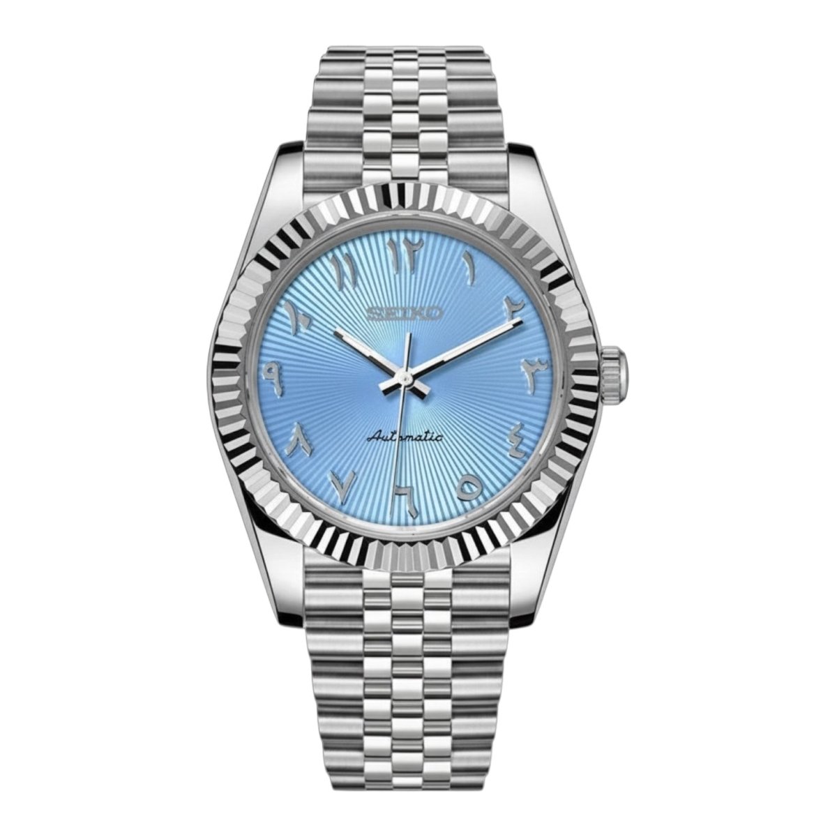 Montre automatique ModTime de style Datejust — configuration argentée et bleu clair, à chiffres arabes (NH35), cadran bleu clair, chiffres arabes, vue de face sur fond blanc