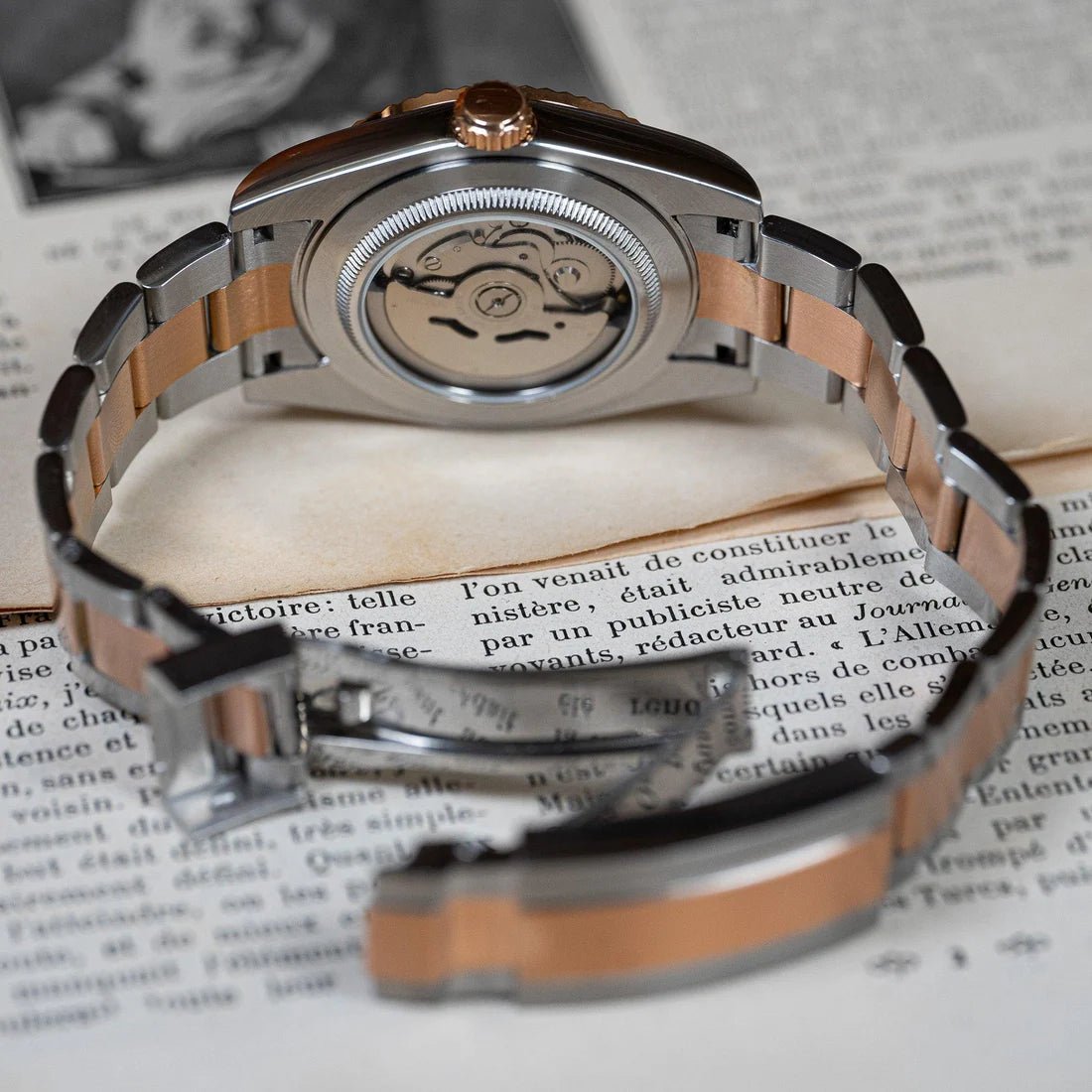 Montre automatique ModTime de style Datejust — configuration «Pink Panther» (NH35), bracelet bicolore, fermoir ouvert, vue arrière en biais