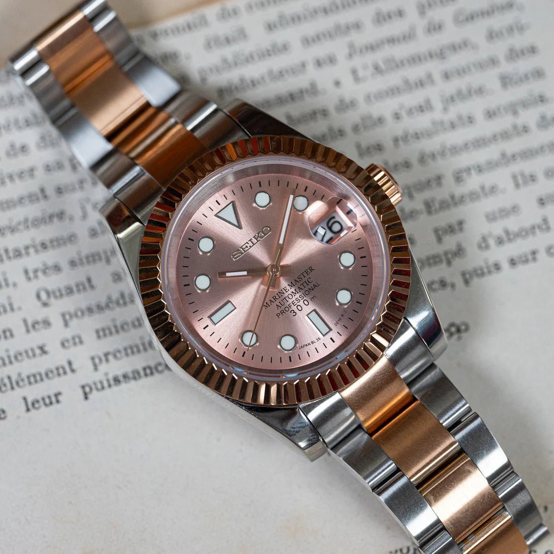 Fiche du modèle ModTime de style Datejust — configuration bicolore, «Pink Panther» (NH35) : cadran rose portant l'inscription 8L35, sur une page imprimée
