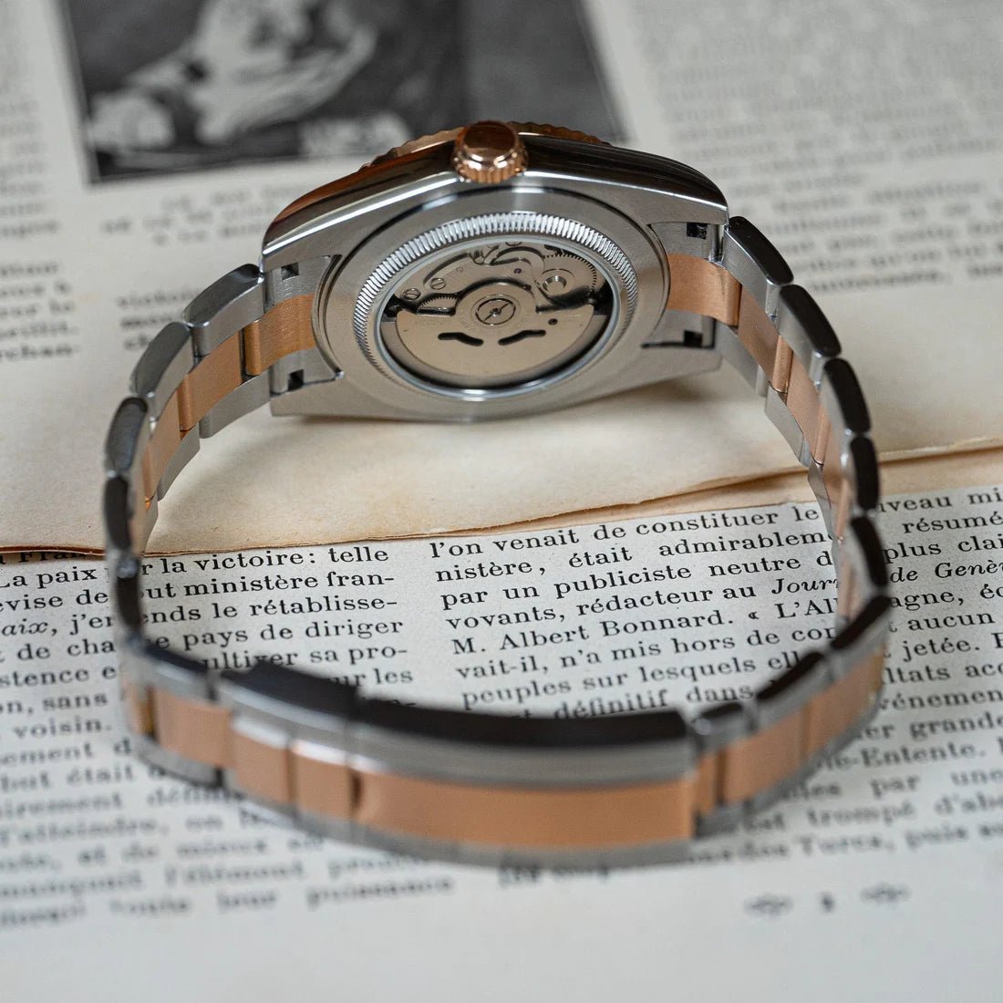 Montre automatique ModTime de style Datejust — configuration «Pink Panther» (NH35), bracelet bicolore, fond de boîtier transparent, vue arrière