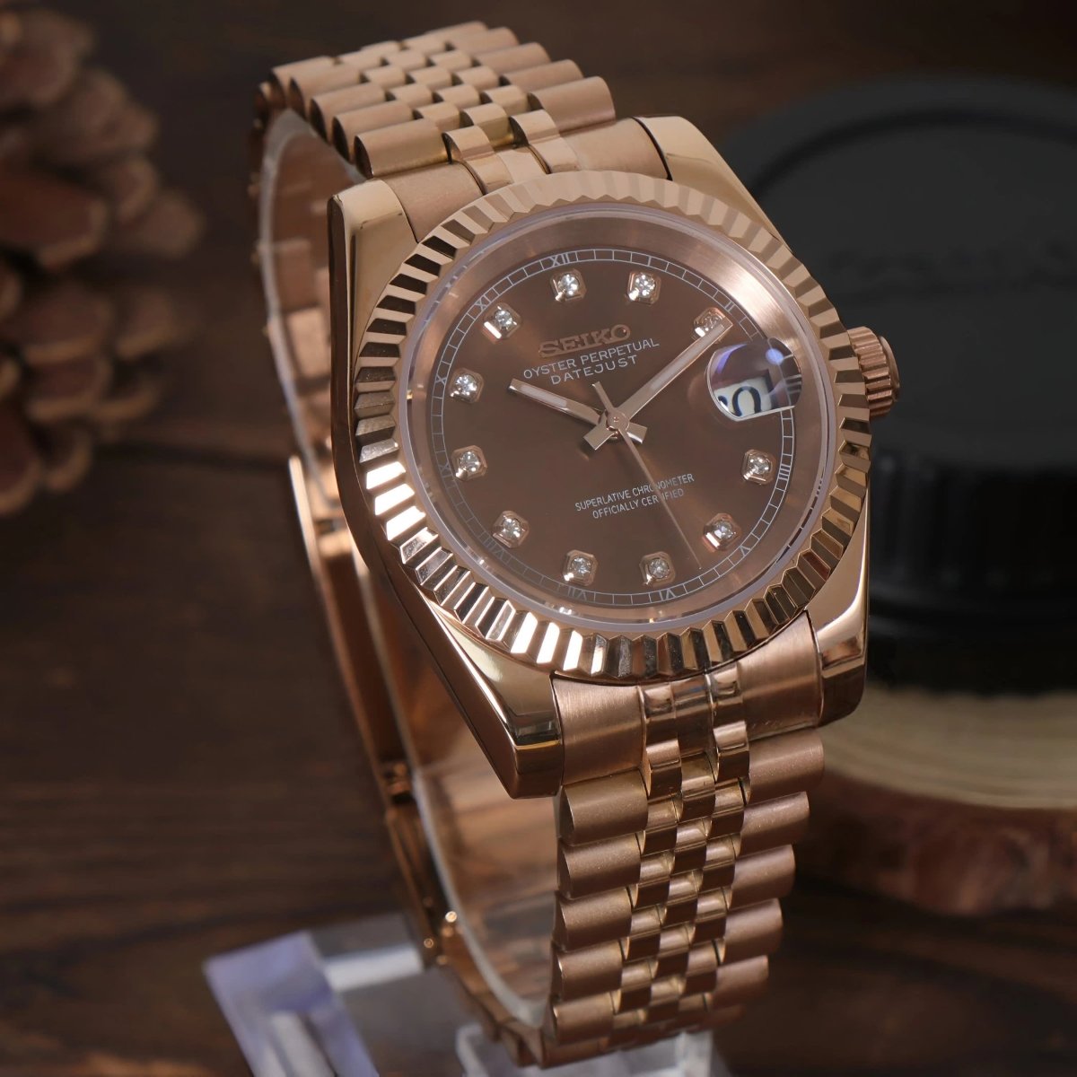 Montre automatique de style Datejust — configuration aux tons or rose et marron chocolat (NH35), cadran marron, maillons centraux polis, vue en biais côté gauche