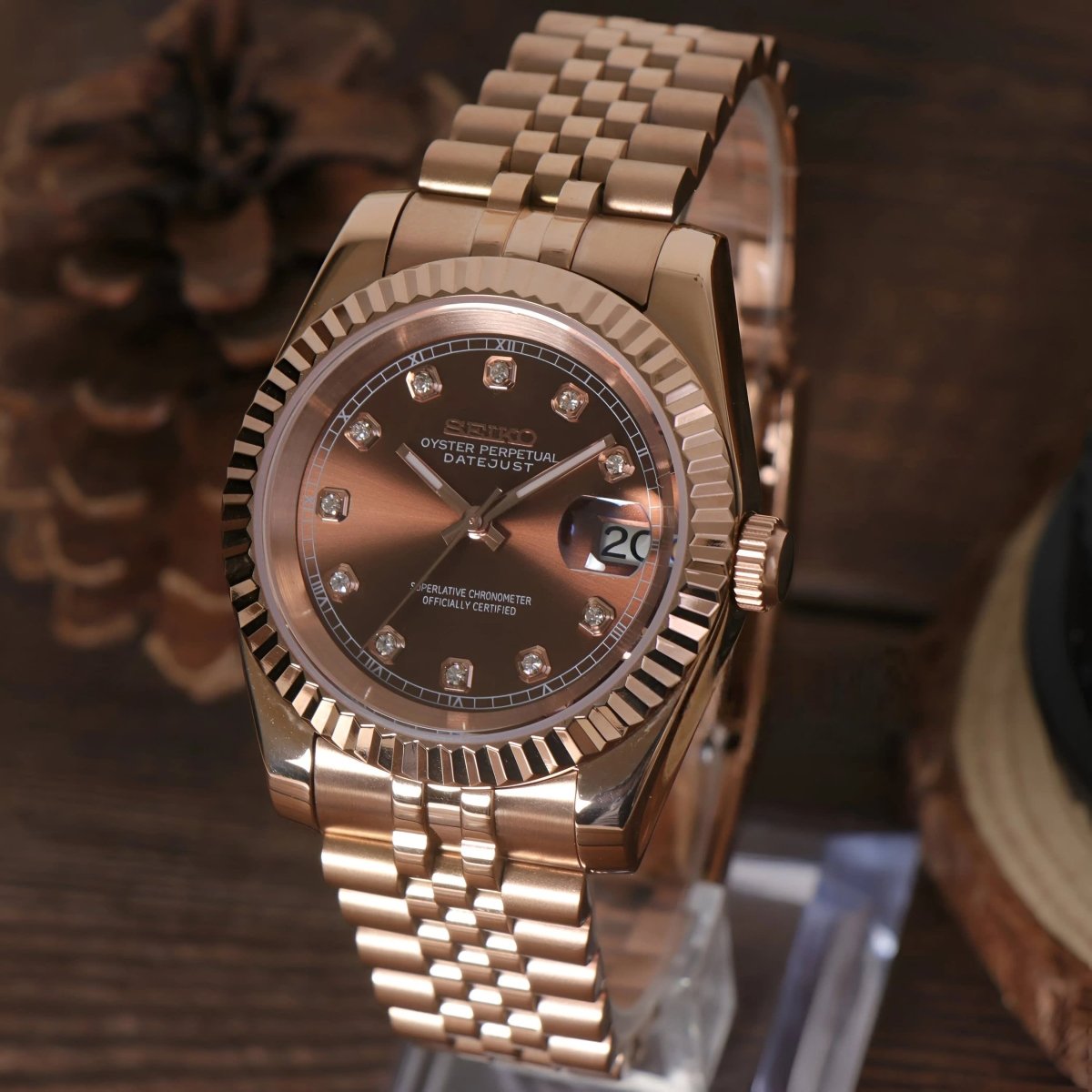 Montre automatique de style Datejust — configuration aux tons or rose et marron chocolat (NH35), cadran marron, couronne striée, vue en biais côté droit