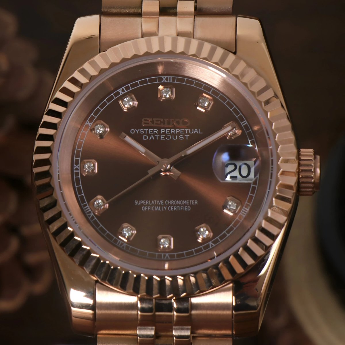 Montre automatique de style Datejust — configuration aux tons or rose et marron chocolat (NH35), cadran marron, index sertis de pierres, gros plan du cadran