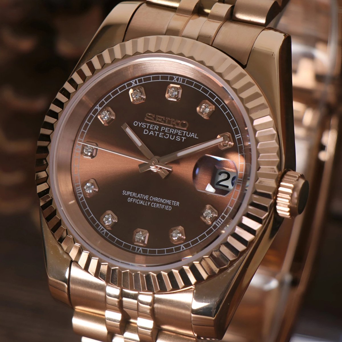 Montre automatique de style Datejust — configuration aux tons or rose et marron chocolat (NH35), cadran marron, loupe de date, vue macro côté couronne