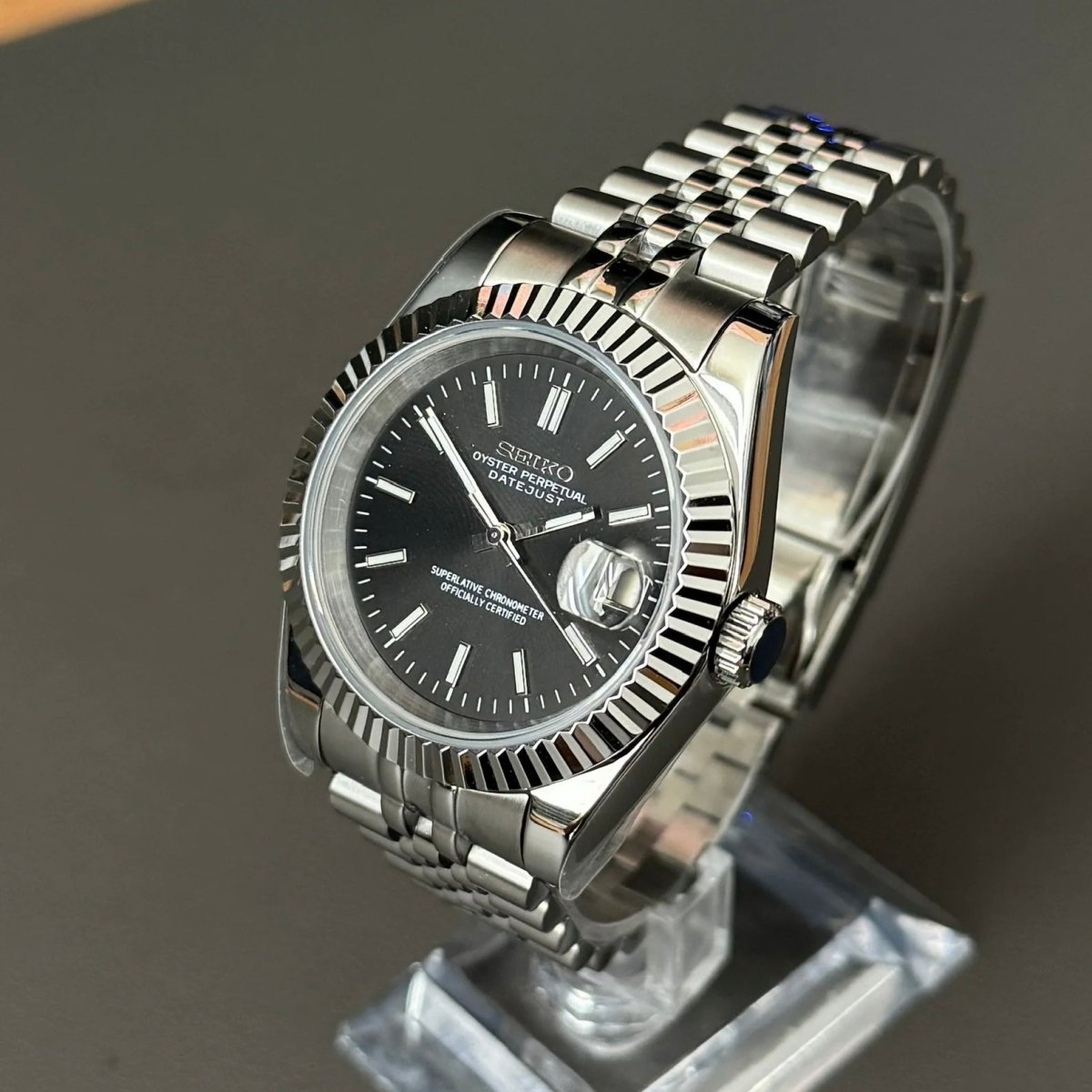 Montre automatique ModTime de style Datejust — configuration argentée et noire (NH35), cadran noir, lunette cannelée et couronne, vue en biais côté droit