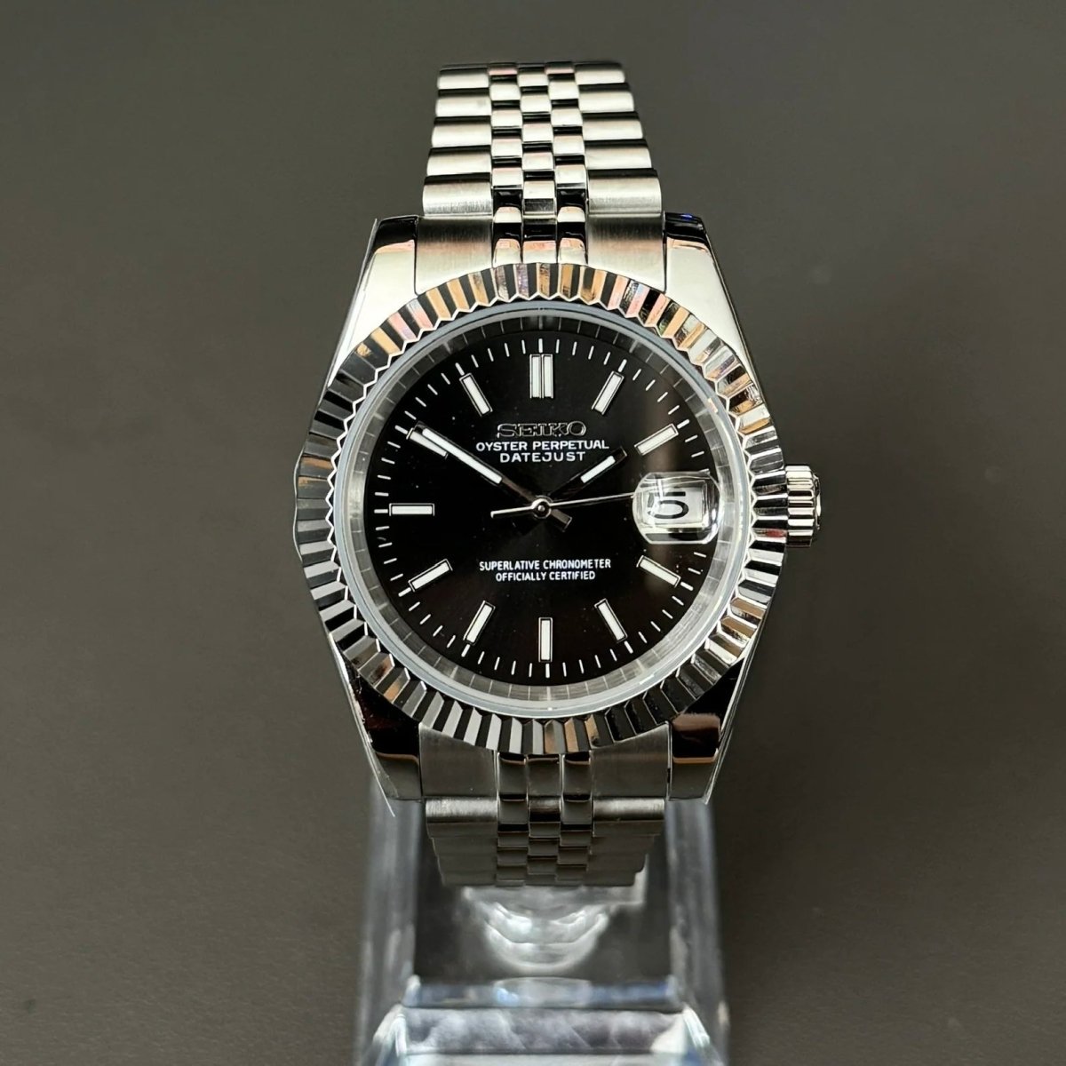 Montre automatique ModTime de style Datejust — configuration argentée et noire (NH35), cadran noir, index bâtons, sur un support