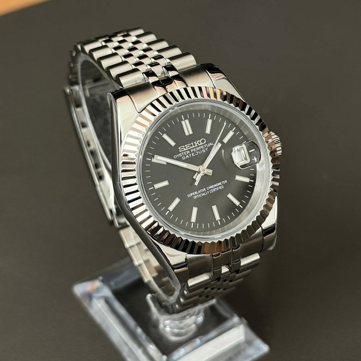 Montre automatique ModTime de style Datejust — configuration argentée et noire (NH35), bracelet aux tons argentés, maillons centraux polis, vue en biais côté gauche