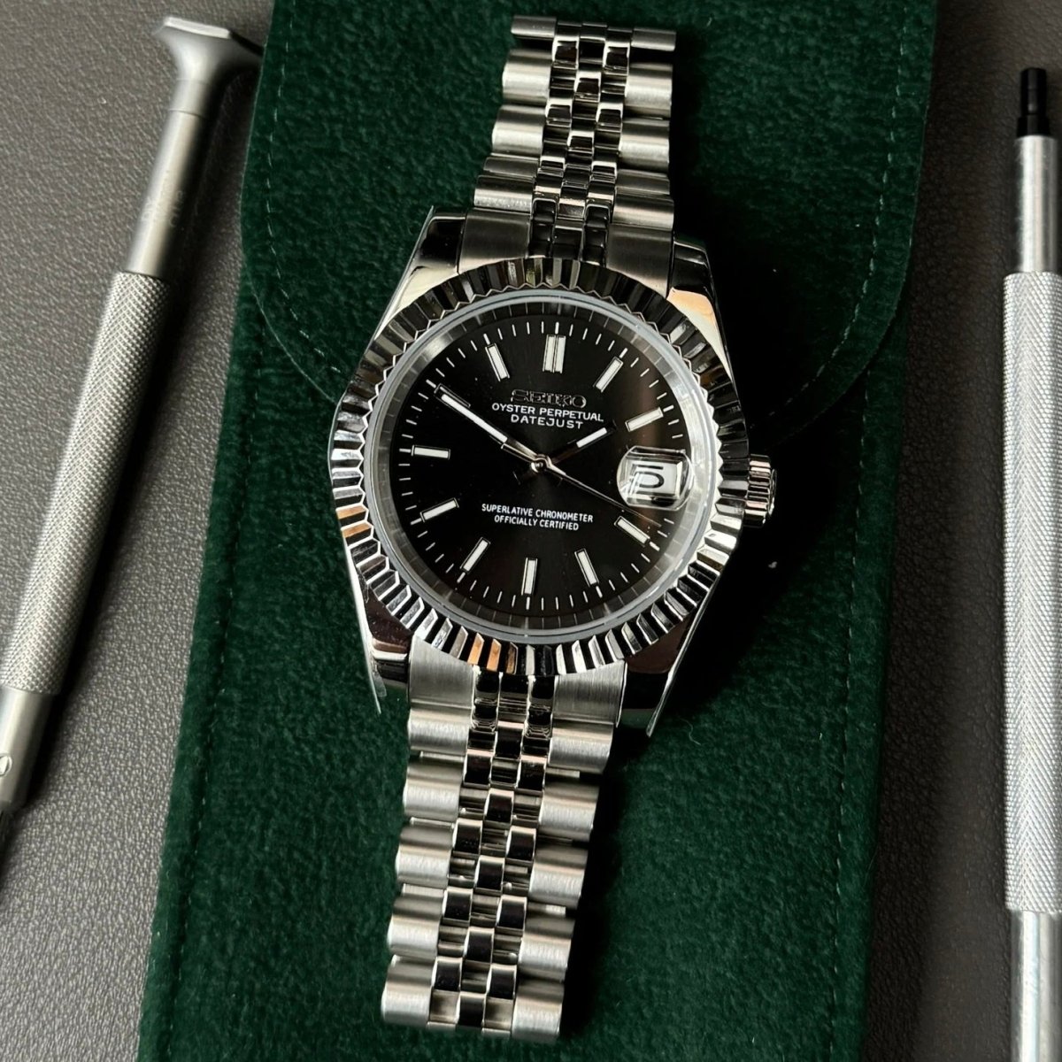 Montre automatique ModTime de style Datejust — configuration argentée et noire (NH35), cadran noir, loupe de date, à côté d'outils