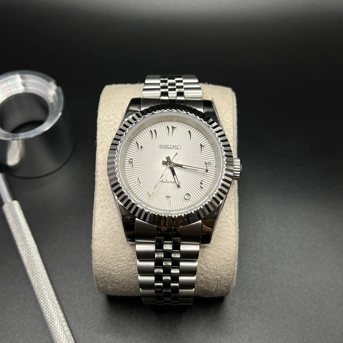 Montre automatique ModTime de style Datejust — configuration blanche, à chiffres arabes (NH35), cadran blanc, chiffres arabes orientaux, à côté d'outils