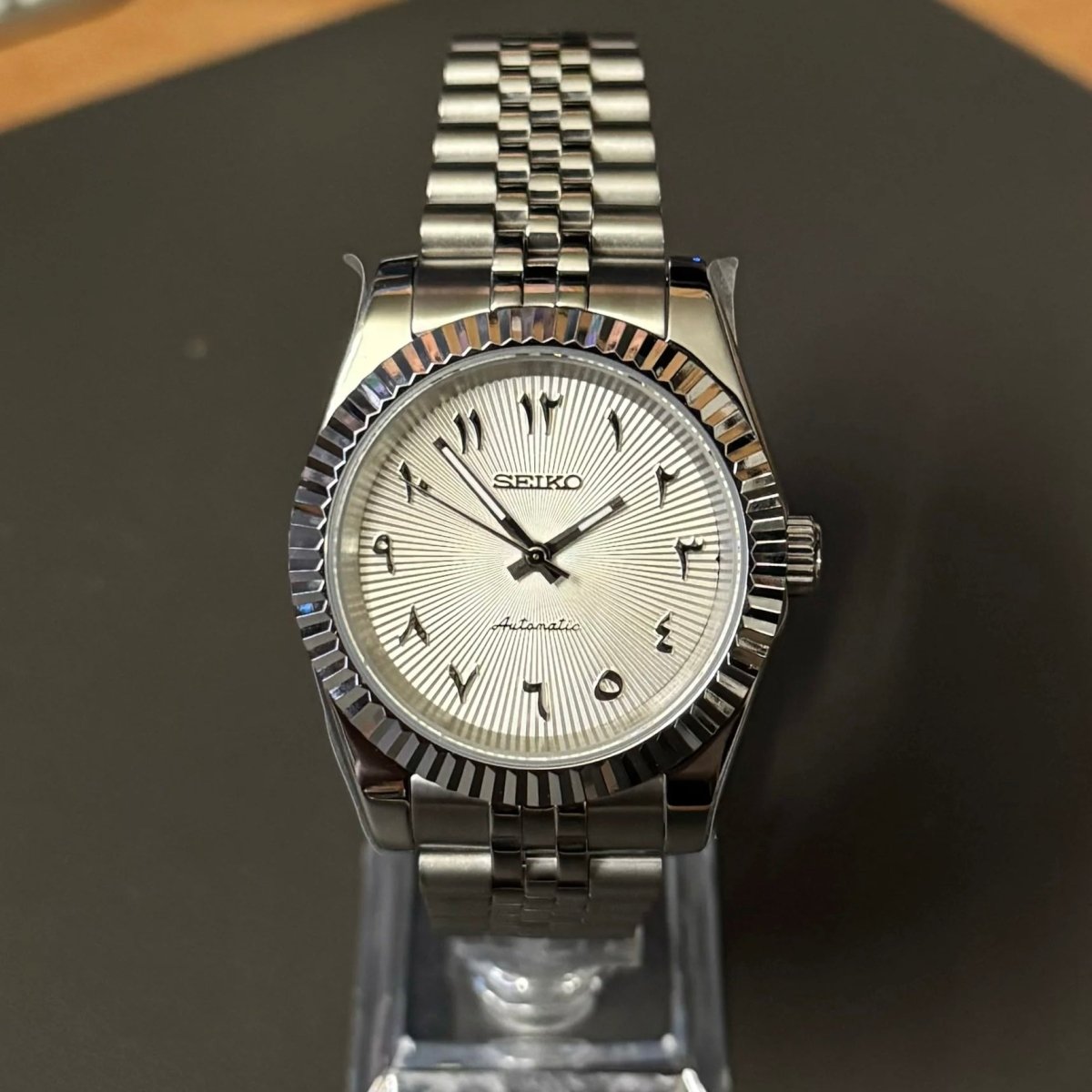 Montre automatique ModTime de style Datejust — configuration blanche, à chiffres arabes (NH35), cadran blanc, lunette cannelée, sur un support