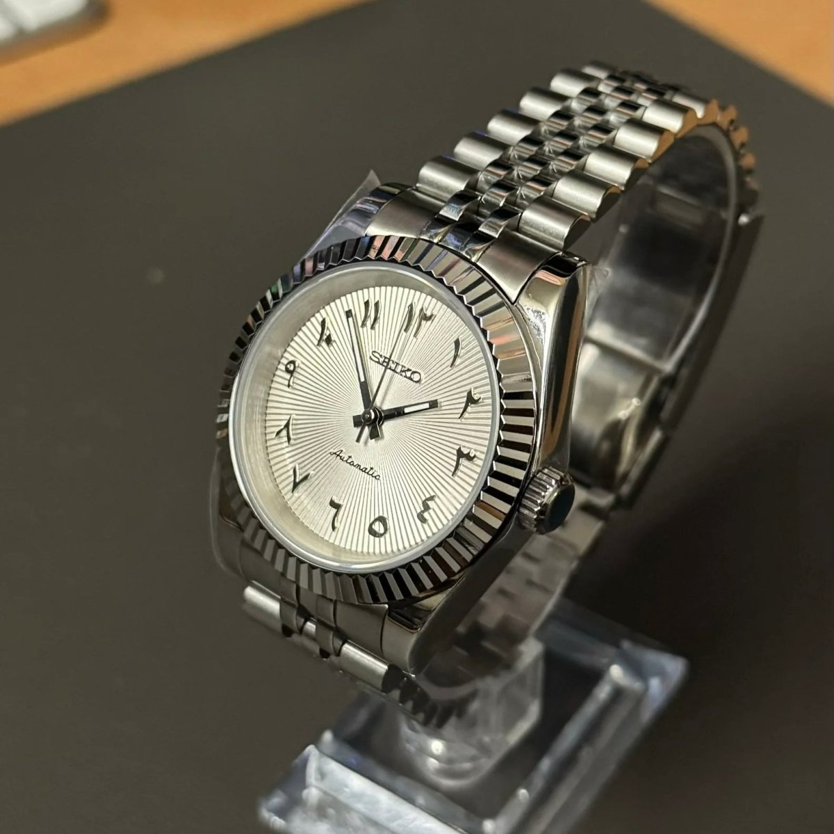 Montre automatique ModTime de style Datejust — configuration blanche, à chiffres arabes (NH35), cadran blanc, couronne striée, vue en biais côté droit