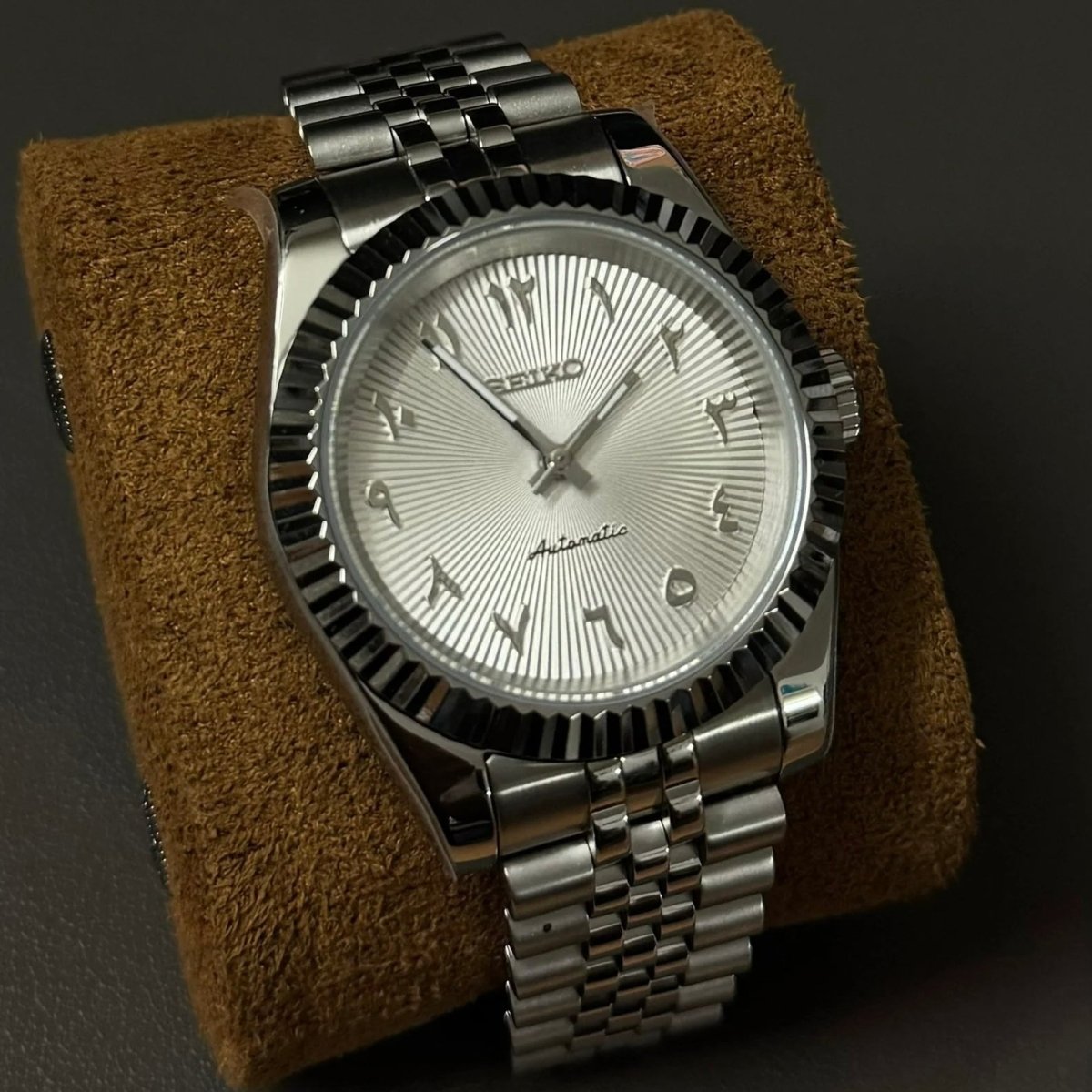 Montre automatique ModTime de style Datejust — configuration blanche, à chiffres arabes (NH35), cadran blanc, texture radiale, sur un rouleau marron
