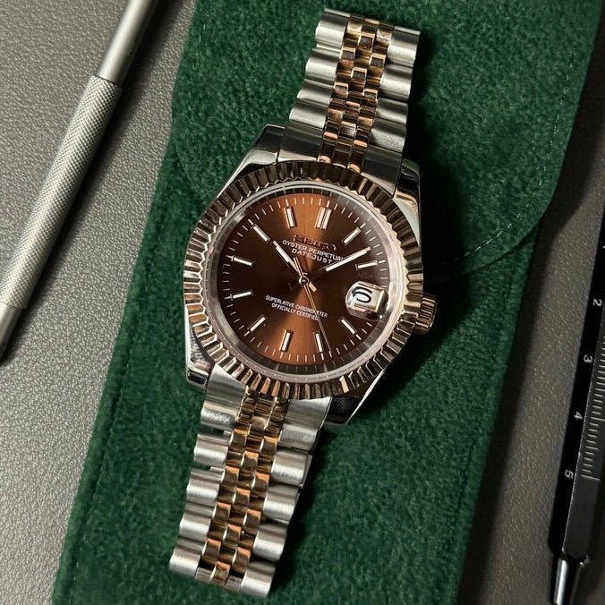 Montre automatique de style Datejust — configuration bicolore, cadran marron chocolat (NH35) avec cadran marron, index bâtons, sur une pochette verte