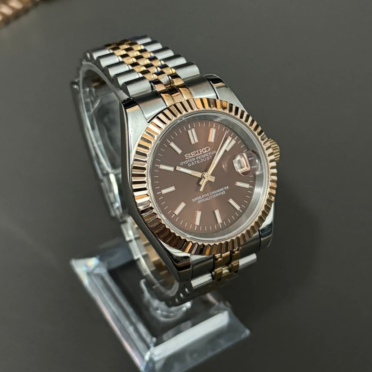 Montre automatique de style Datejust — configuration bicolore, cadran marron chocolat (NH35) avec cadran marron, maillons bicolores, vue en biais côté gauche