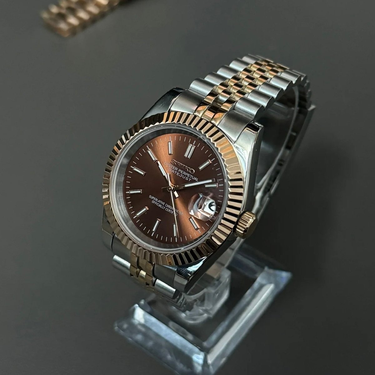 Montre automatique de style Datejust — configuration bicolore, cadran marron chocolat (NH35) avec cadran marron, couronne striée, vue en biais côté droit