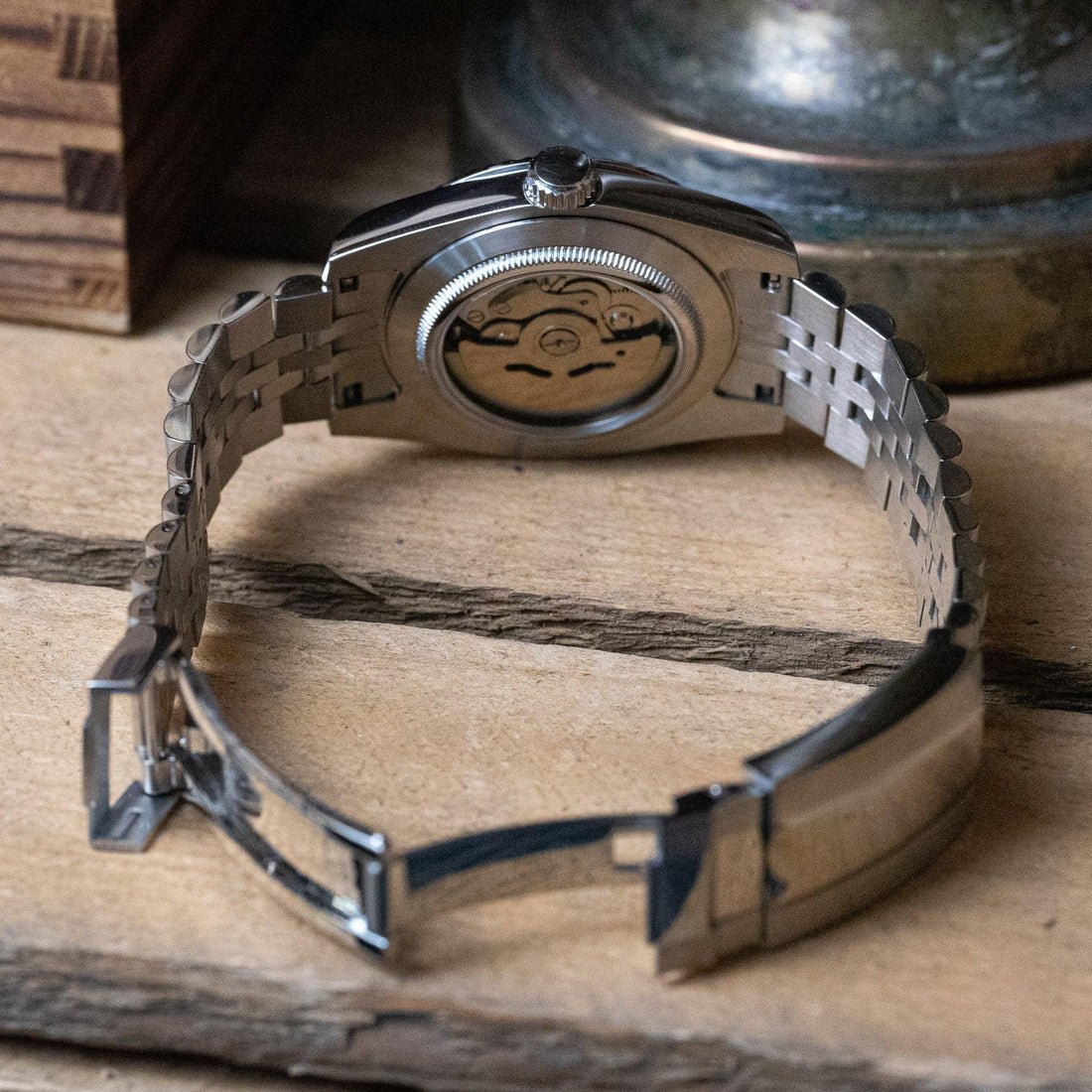 Montre automatique de style Datejust — configuration argentée, cadran blanc (NH35) avec maillons aux tons argentés, fermoir déployant, vue arrière ouverte