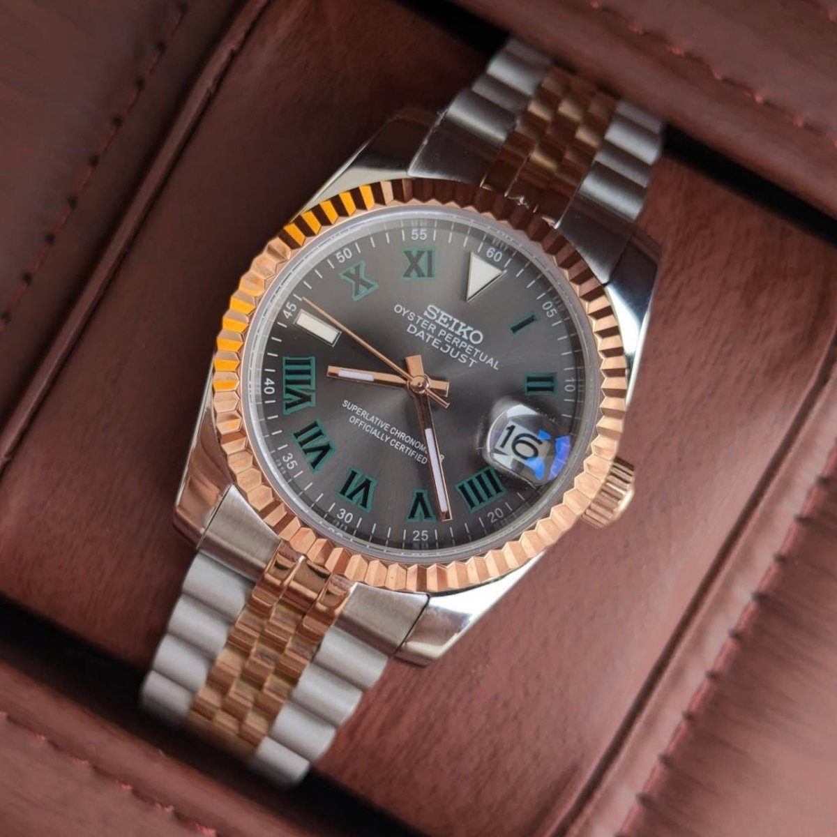 Montre automatique de style Datejust — configuration «Wimbledon», bicolore (NH35) avec cadran gris, chiffres verts, en diagonale dans une boîte