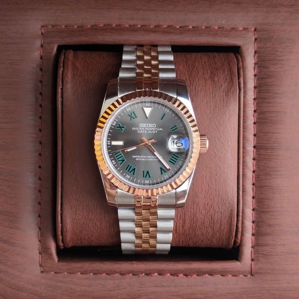 Montre automatique de style Datejust — configuration «Wimbledon», bicolore (NH35) avec cadran gris, loupe de date, dans une boîte marron