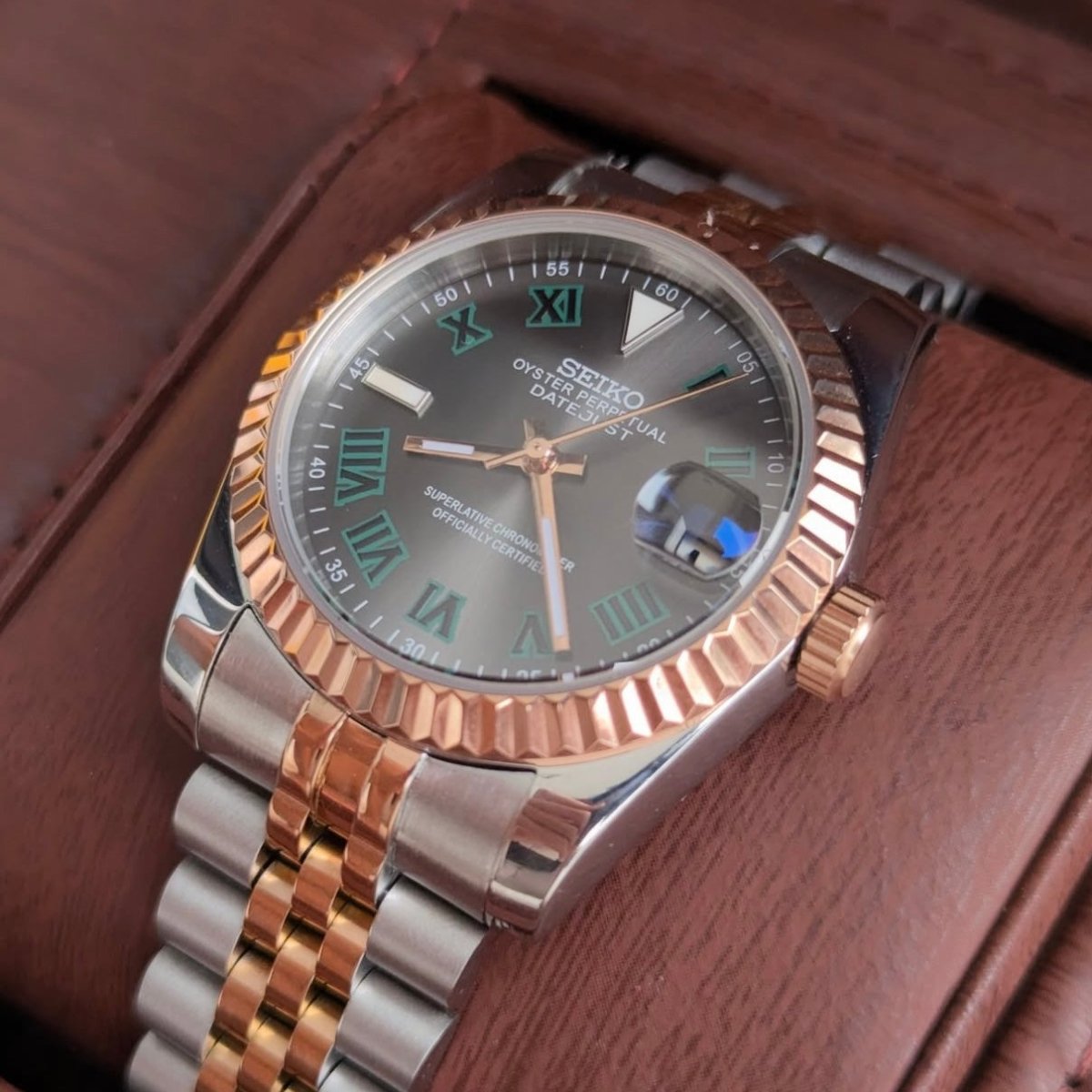 Montre automatique de style Datejust — configuration «Wimbledon», bicolore (NH35) avec cadran gris, couronne striée, vue en biais côté droit dans une boîte