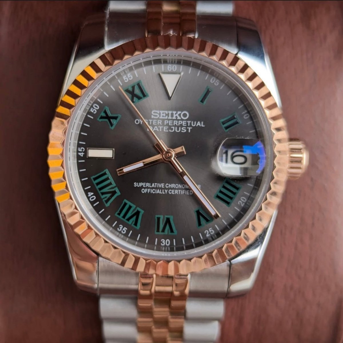 Montre automatique de style Datejust — configuration «Wimbledon», bicolore (NH35) avec cadran gris, loupe de date, gros plan du cadran