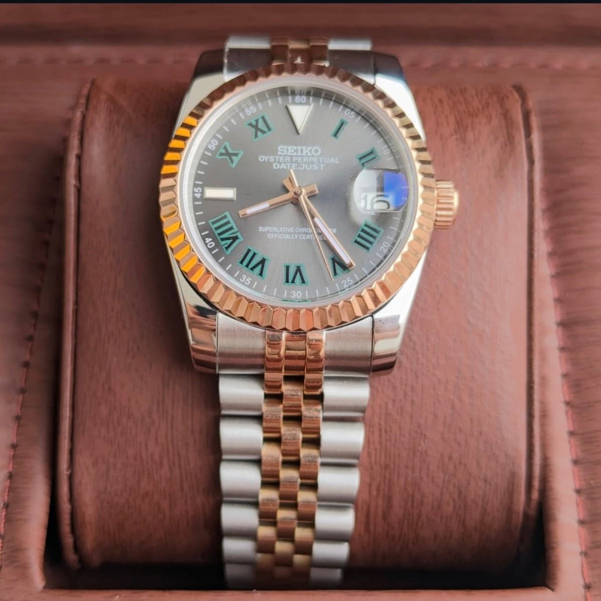 Montre automatique de style Datejust — configuration «Wimbledon», bicolore (NH35) avec cadran gris, chiffres verts, vue frontale depuis un angle haut