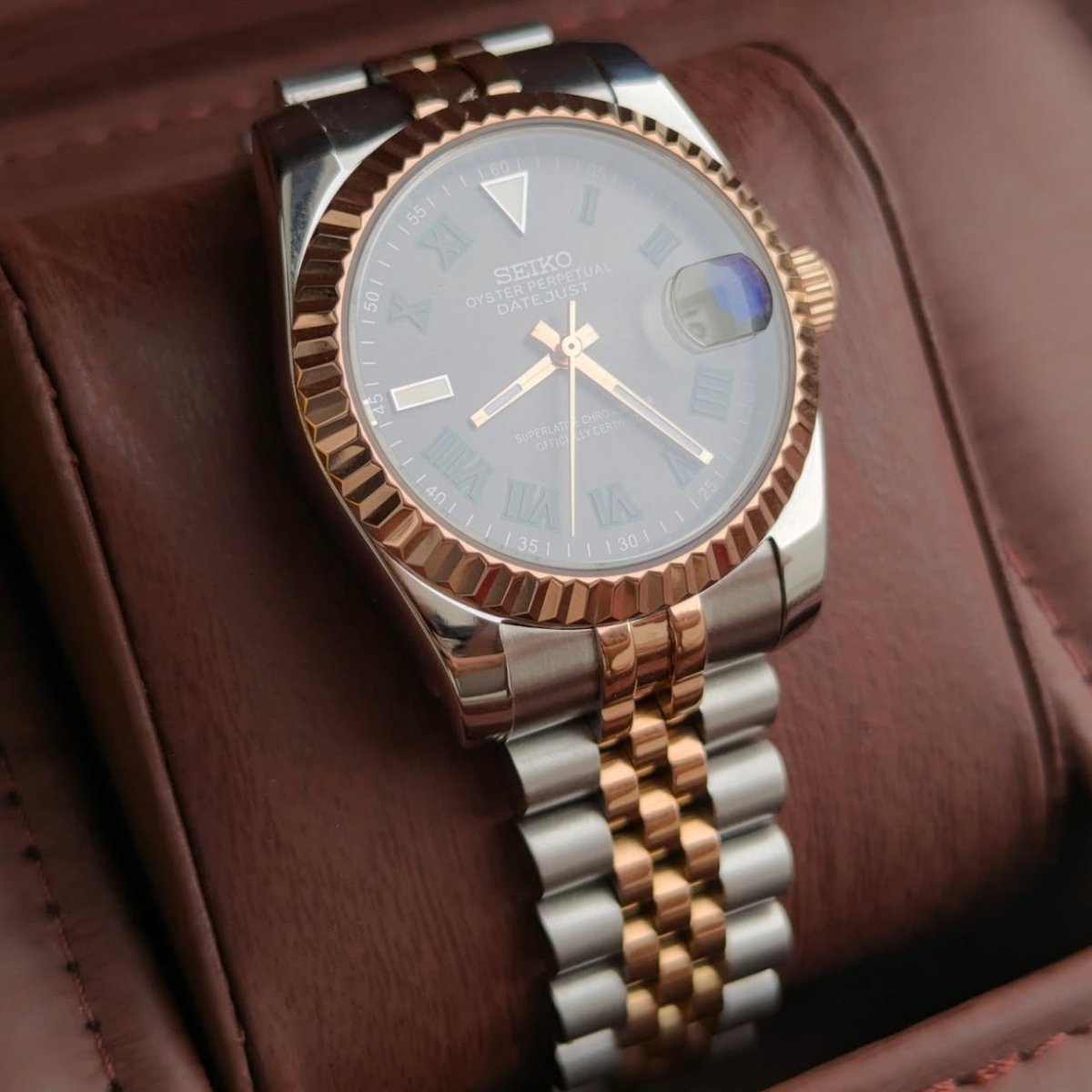 Montre automatique de style Datejust — configuration «Wimbledon», bicolore (NH35) avec cadran gris, maillons bicolores, inclinée sous la lumière
