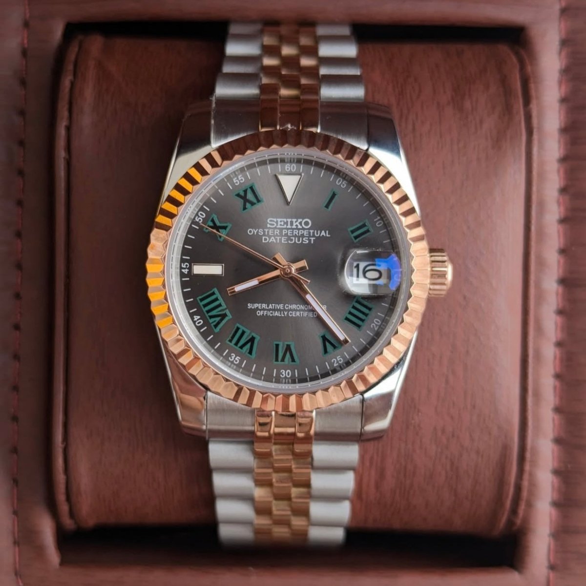 Montre automatique de style Datejust — configuration «Wimbledon», bicolore (NH35) avec cadran gris, lunette cannelée, vue de face dans une boîte