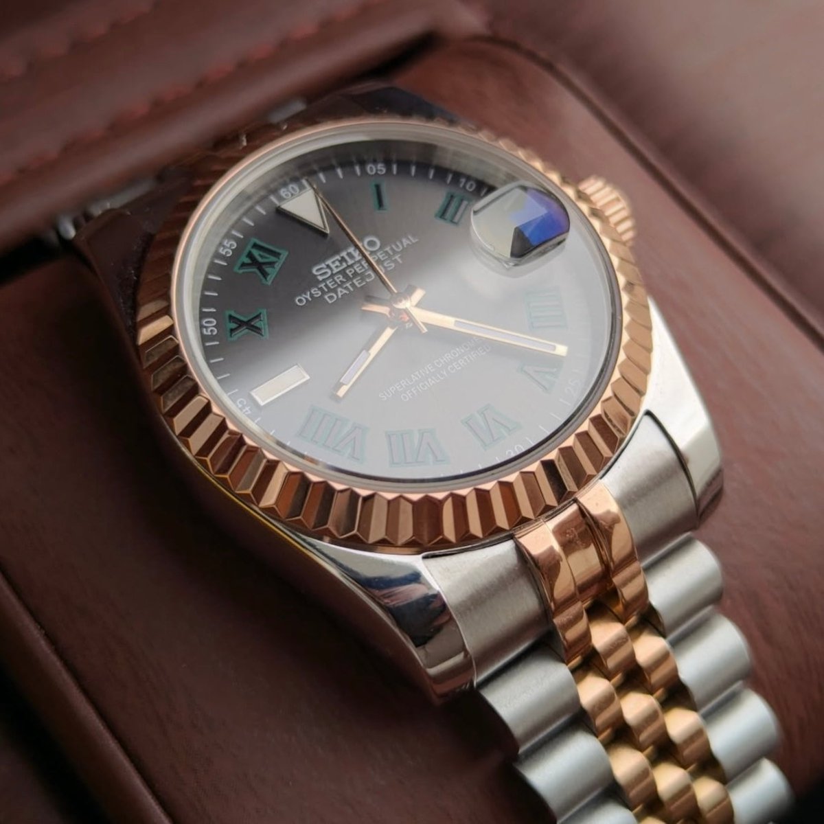 Montre automatique de style Datejust — configuration «Wimbledon», bicolore (NH35) avec cadran gris, maillons bicolores, vue depuis un angle bas à gauche