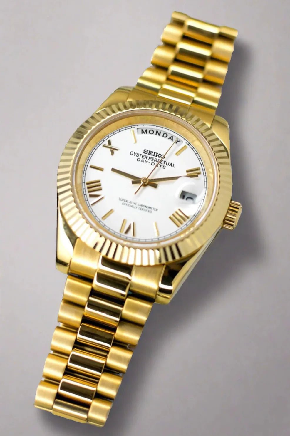 Montre ModTime de style Daydate — configuration aux tons dorés et blancs (Miyota 8285), cadran blanc, chiffres romains aux tons dorés, vue en biais