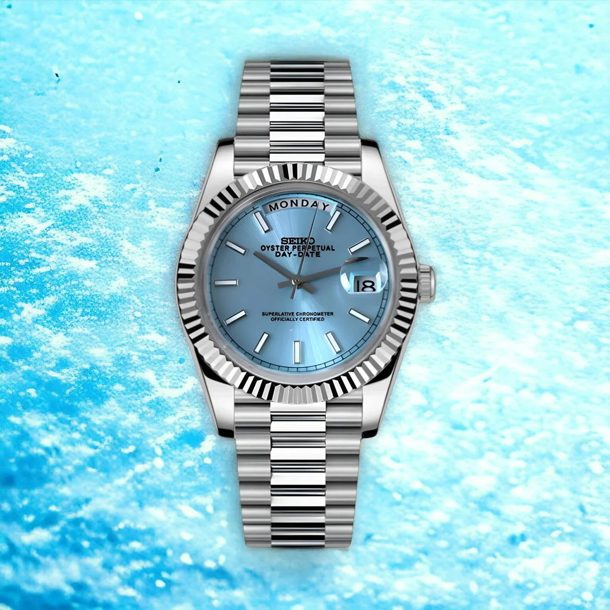 Montre ModTime de style Daydate — configuration «Tiffany» (Miyota 8285), cadran bleu clair, bracelet aux tons argentés, sur un fond bleu texturé