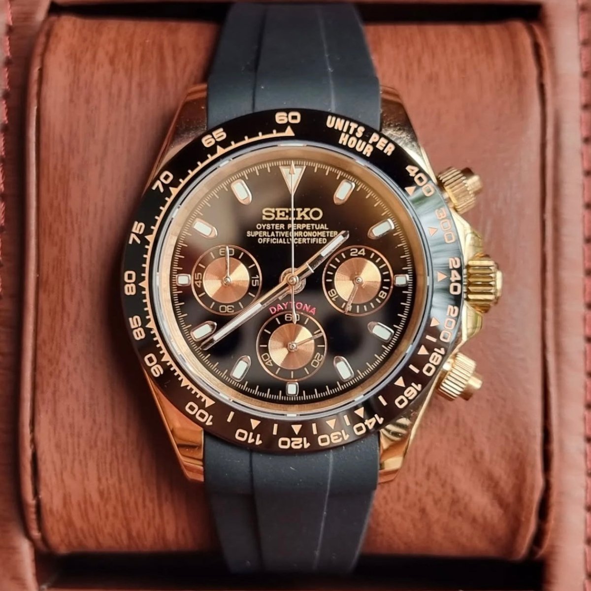 Chronographe méca-quartz ModTime de style Daytona — configuration aux tons or rose et noirs (VK63), cadran noir, centres des sous-cadrans clairs, gros plan